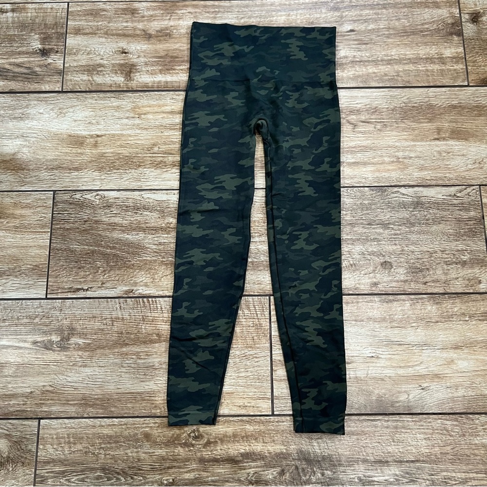 SPANX Look At Me Now Seamless Leggings Size Large Camo Green - Picture 14 of 15